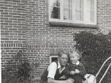 Familiealbum Sdb008 2  1943 Juli - august 1943 Sdr.LAndevej 7. Her med Thomas Tækker (søn af genboen)